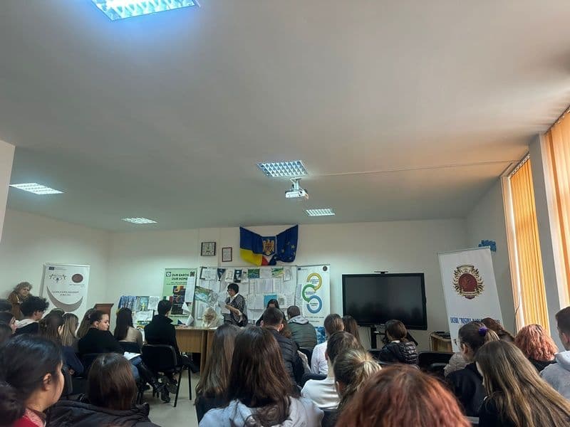 Elevii Liceului Regina Maria - Activitate de Ziua Poeziei - FOTO