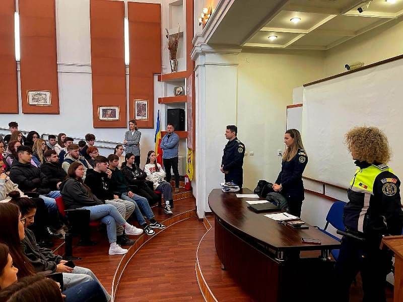 Caravana promovării profesiei de poliţist a poposit la Colegiul Naţional „Grigore Ghica” Dorohoi - FOTO