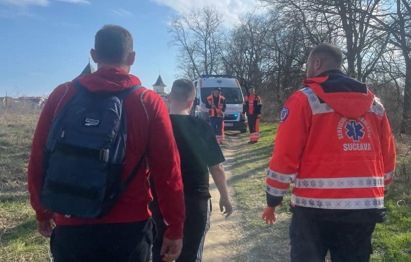 Un copil de 11 ani care își rupsese mâna, ajutat de un jandarm să ajungă la ambulanță 