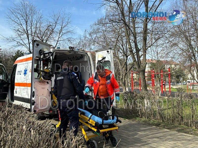 Doi tineri au ajuns la spital după ce au fost găsiți aproape inconștienți în Parcul Cholet din Dorohoi - FOTO