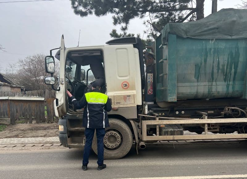 Acțiune a polițiștilor pentru verificarea stării tehnice a autovehiculelor - FOTO