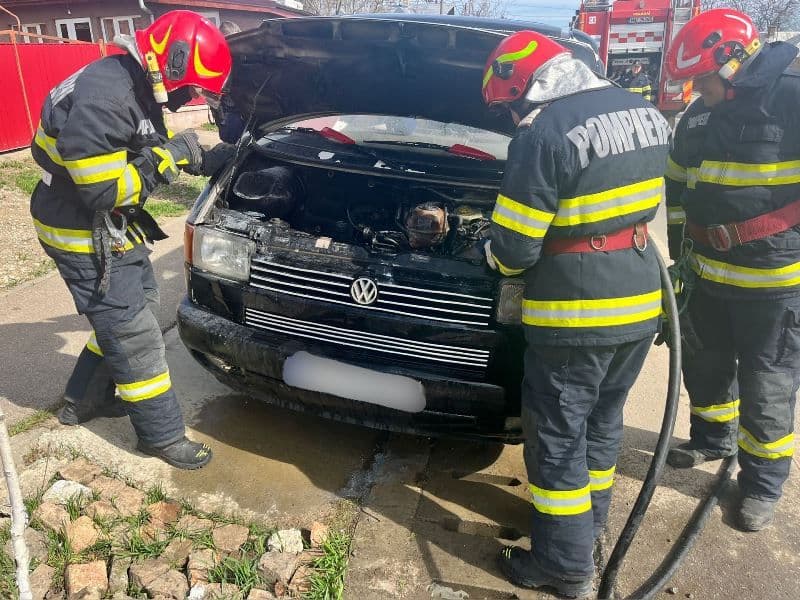 Pompierii dorohoieni au intervenit pentru stingerea unui incendiu produs la motorul unei autoutilitare - FOTO