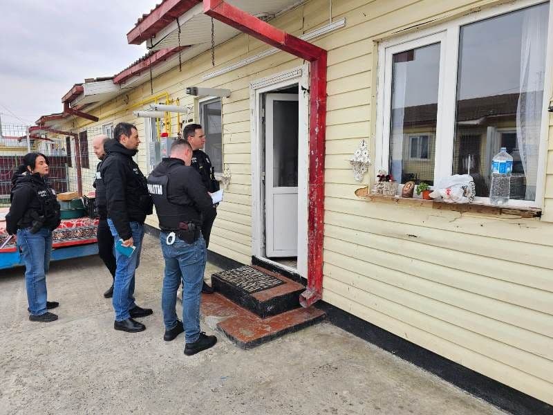 Acțiune a polițiștilor din Dorohoi, pentru siguranța cetățenilor. Haine și țigarete Duty Free confiscate - FOTO