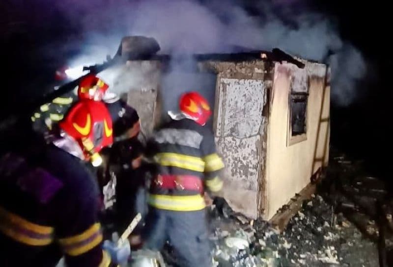 Bucătărie de vară și un depozit de cereale distruse de flăcări din cauza unui scurtcircuit