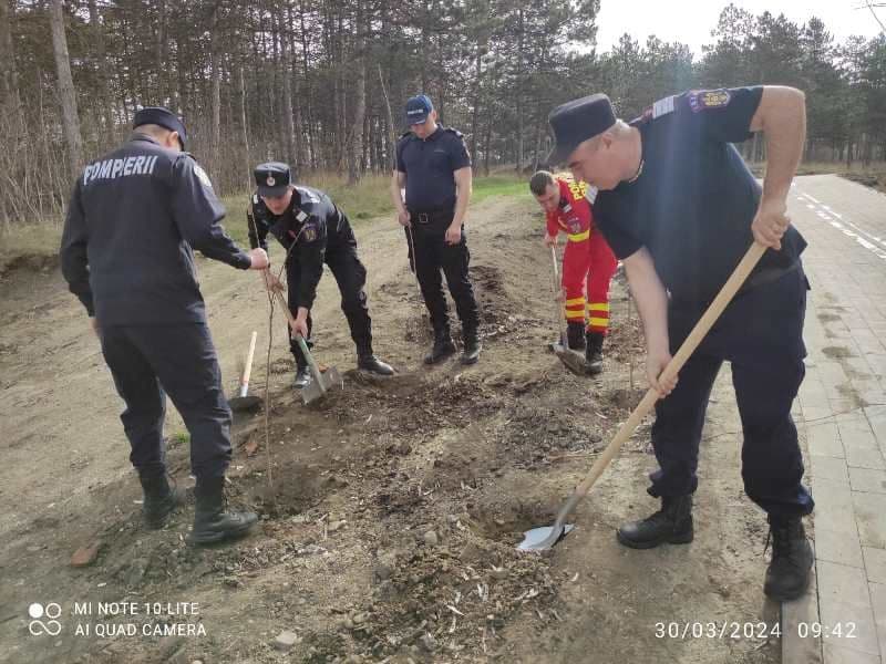 Pompierii dorohoieni s-au alăturat unei acțiuni de voluntariat demarată de Primăria Dorohoi - FOTO