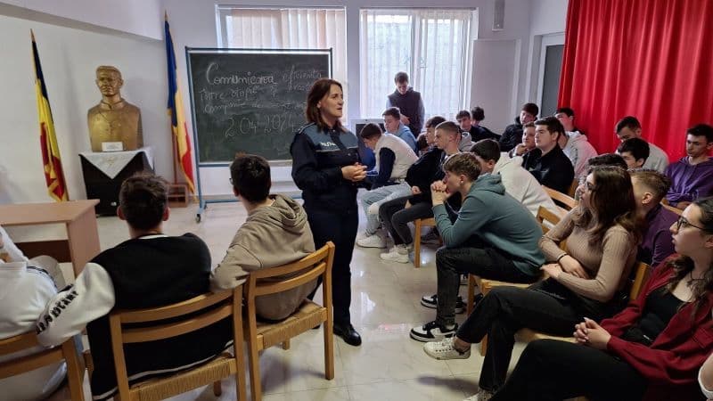 Activitate de prevenire a violenței la Seminarului Teologic „Sfântul Ioan Iacob” Dorohoi - FOTO