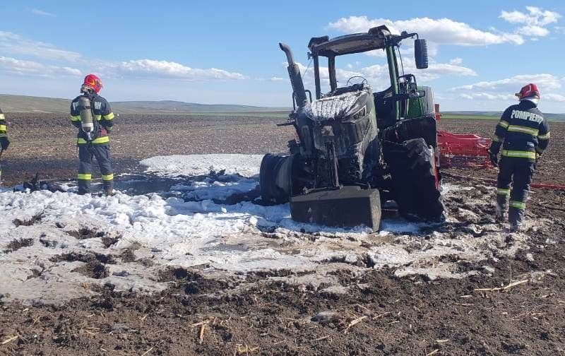 Tractor distrus după ce a fost cuprins de flăcări