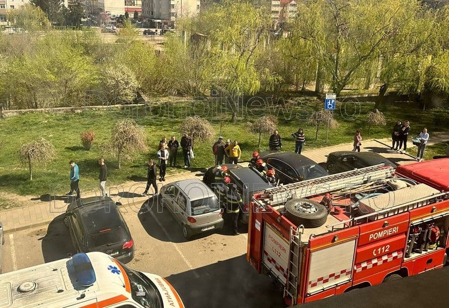 Intervenţie de urgenţă într-o parcare din Dorohoi, după ce un copilaş a rămas blocat într-o maşină - FOTO
