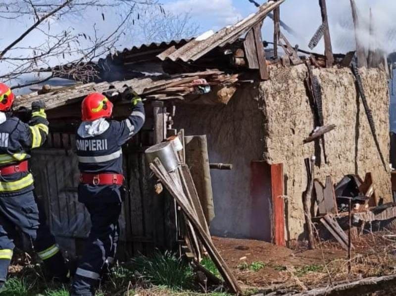 Bucătărie în flăcări de la mâncarea uitată pe foc - FOTO