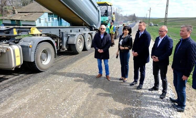 Asfalt turnat pe drumul județean Coțușca - Viișoara - FOTO