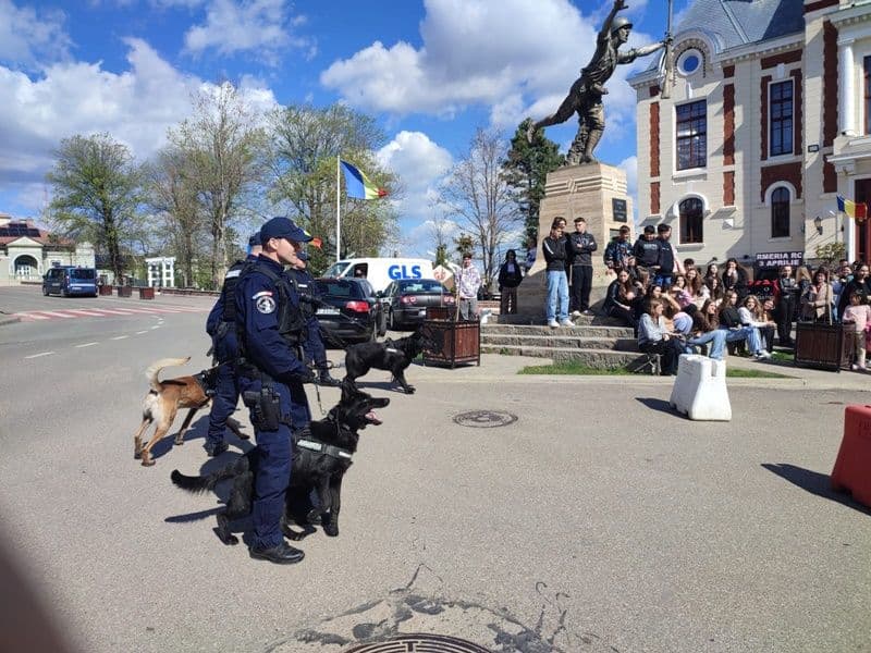 O altfel de Zi a Jandarmeriei Române, sărbătorită alături de elevii dorohoieni - FOTO