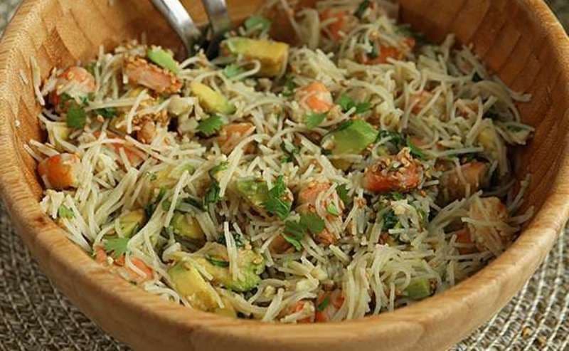 Salată cu fidea de orez, creveți, avocado și ou