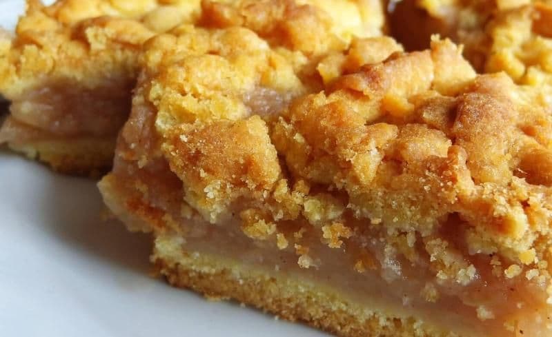 Prăjitură cu mere cuburi și crumble