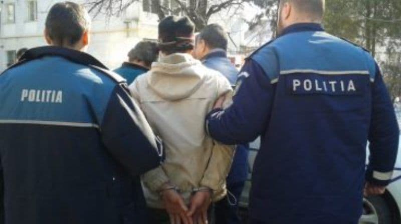 Bărbat ridicat de polițiști de la locul de muncă și dus la Penitenciarul Botoșani