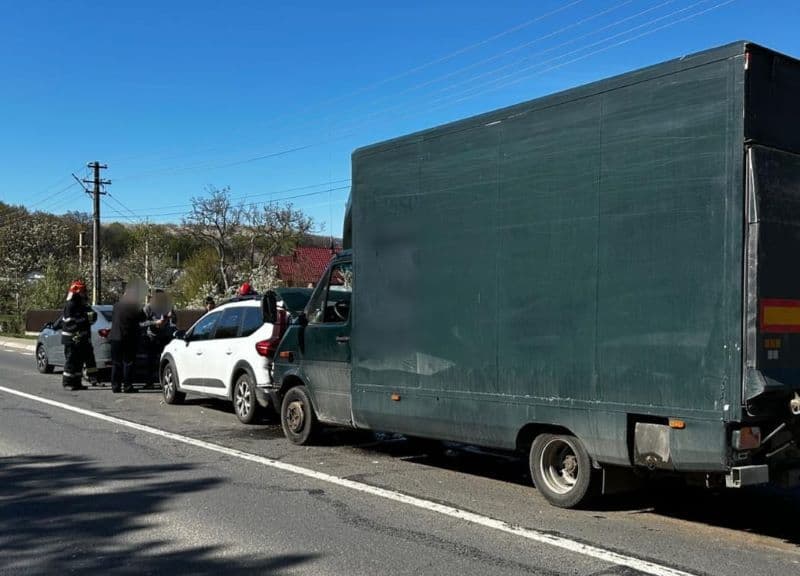 Accident la Baisa! Două persoane rănite după impactul dintre trei autovehicule - FOTO