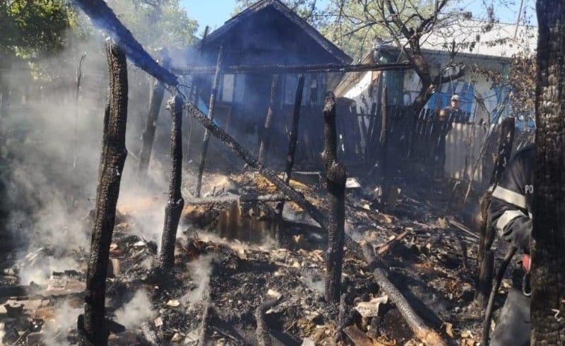 Depozit de furaje incendiat din joaca unor copii
