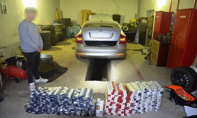 Ţigări de contrabandă descoperite într-o maşină condusă de un tânăr de 19 ani - FOTO