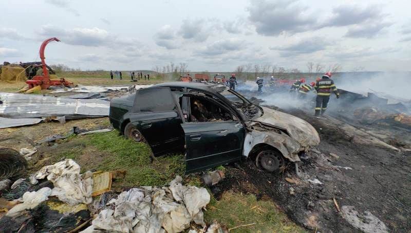 Zi cu ghinion pentru proprietarul unei ferme din județ. Un incendiu puternic a cuprins adăpostul de animale și două autoturisme - FOTO