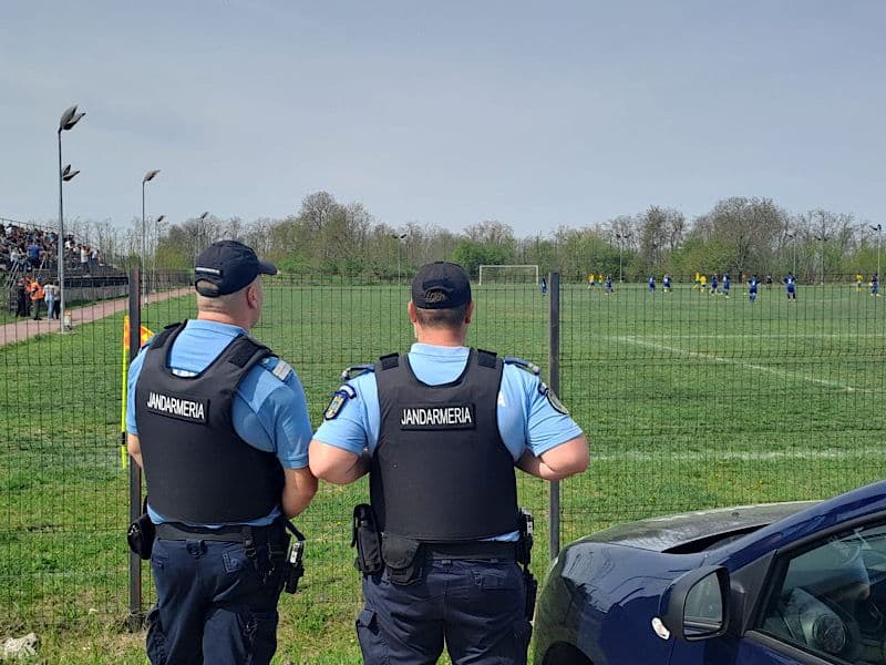 Doi bărbați sancționați cu amenzi de peste 6000 lei după ce au făcut scandal la un meci de Liga a V-a