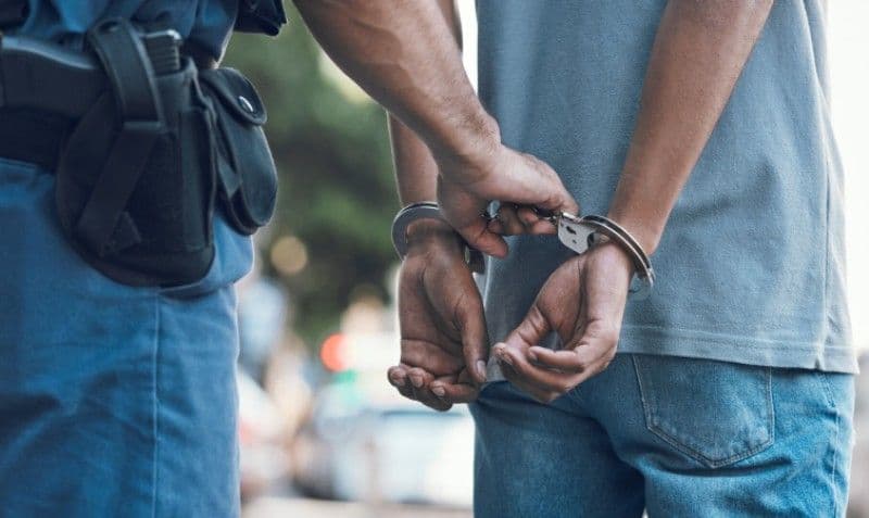 Bărbat reținut după ce a pipăit o tânără prin constrângere