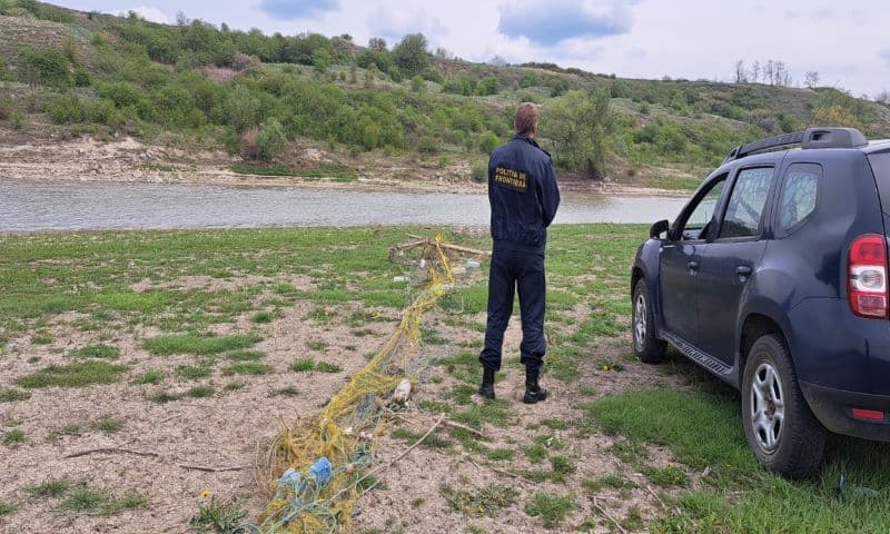 Polițiștii de frontieră curăță Prutul de plase monofilament interzise de lege