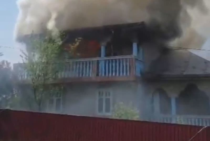 Femeie din Carasa ajunsă cu arsuri la spital după ce un incendiu i-a cuprins casa