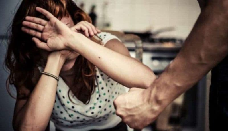 Bărbat reținut după ce și-a băgat soția în spital