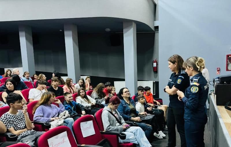Sesiune de informare susținută de polițiști la Dorohoi, pe tema disparițiilor de minori