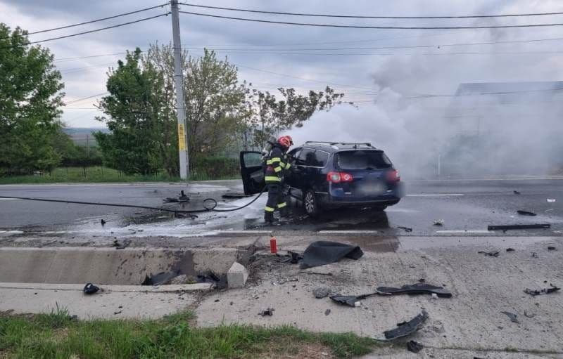 Mașină cuprinsă de flăcări pe o șosea din județ. Șoferul a apucat să se autoevacueze - FOTO