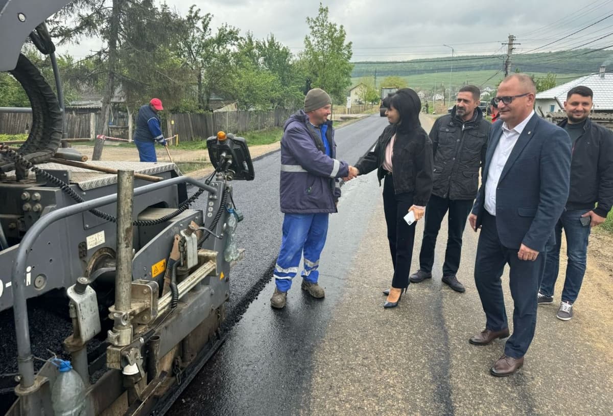 Covor asfaltic nou turnat pe drumul județean din Copălău - FOTO