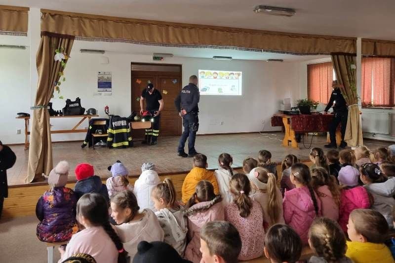 Activitate a polițiștilor din Hlipiceni, cu elevii din cadrul Școlii Gimnaziale „Dan Iordăchescu” - FOTO