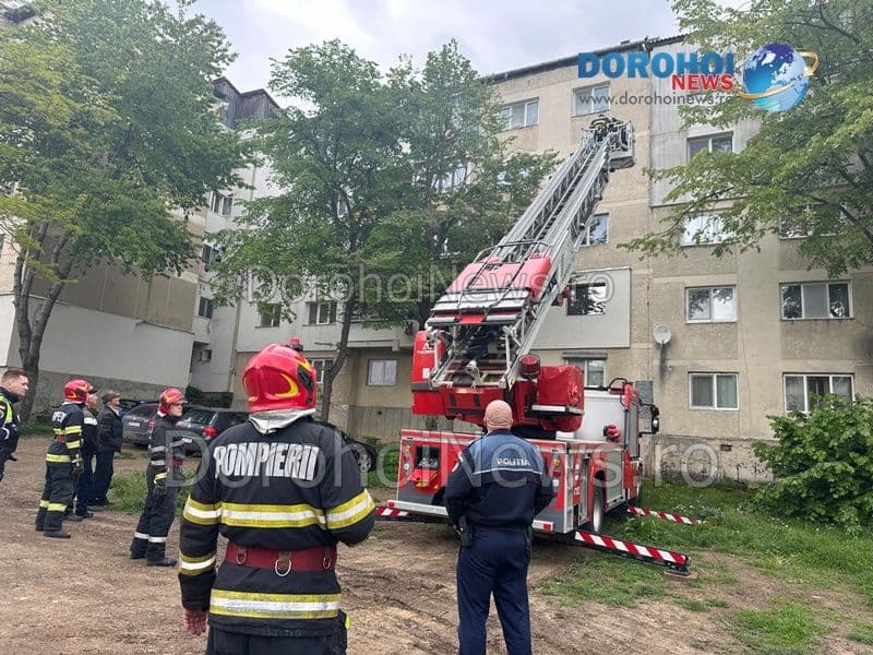 Autorități puse în alertă după ce un copil a rămas blocat într-un apartament din Dorohoi. Pompierii au intervenit cu autoscara - FOTO