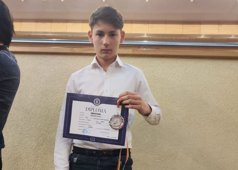 Gimnaziul Kogălniceanu Dorohoi: Mențiune și Medalie de Argint la faza națională a Olimpiadei de Fizică obținute de Emilian Adăscăliței
