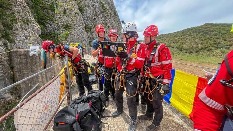 Un pompier botoșănean a făcut parte din echipa de alpiniști a IGSU la un concurs internațional - FOTO