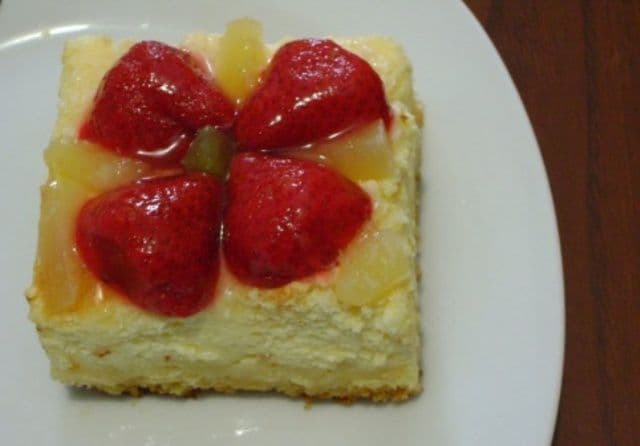 Prăjitură (pască) cu brânză și fructe