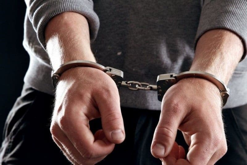 Bărbat arestat după ce s-a apropiat de soția lui deși avea ordin de protecție