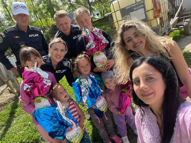 Bucurie adusă de polițiști unor familii în preajma sărbătorilor pascale - FOTO