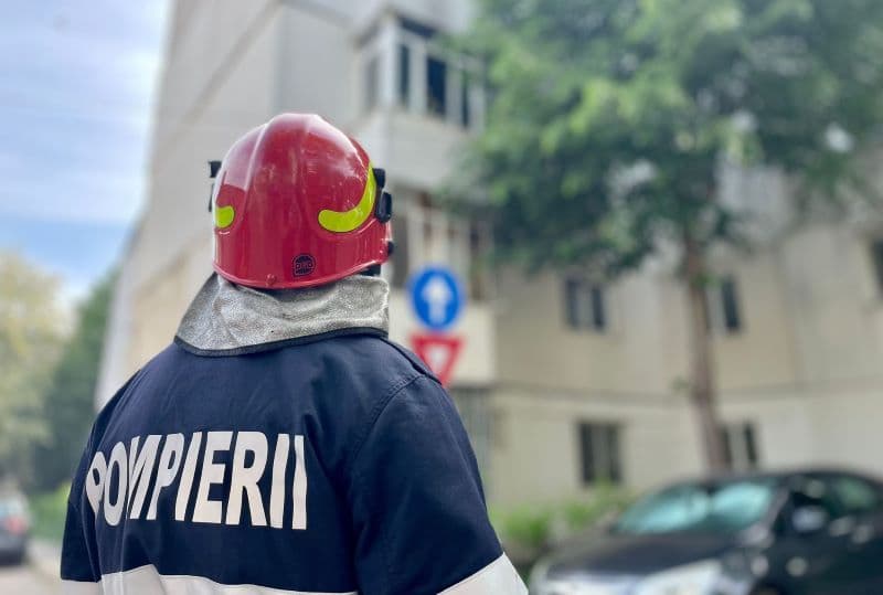 O lumânare aprinsă lăsată nesupravegheată a provocat un incendiu în balconul unui apartament din Botoșani