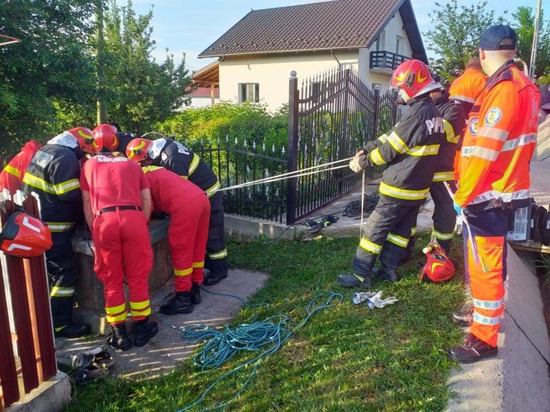 Misiune contracronometru la Dorohoi. Un bărbat a fost salvat de pompieri după ce a căzut într-o fântână - FOTO
