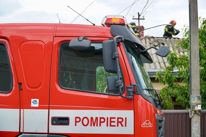 Acoperișul unei case din Botoșani cuprins de flăcări din cauza unui scurtcircuit - FOTO
