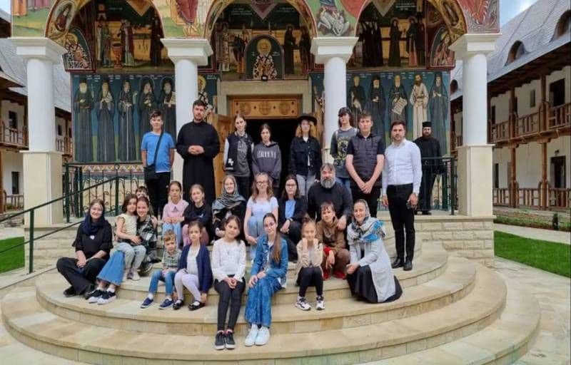 Pelerinaj la mănăstirile din zona Neamțului pentru elevii cu rezultate deosebite la Olimpiada de Religie