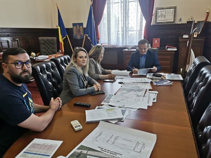 Noul an școlar va începe cu școli renovate și dotate cu mobilier nou, cu echipamente informatice și materiale didactice moderne