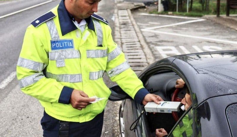 Conducător auto cu o alcoolemie uriașă, scos din trafic de polițiști