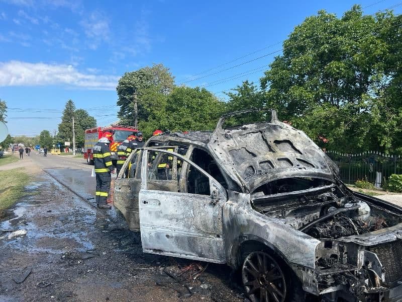 Mașină cuprinsă de flăcări în timpul mersului. Pompierii au intervenit pentru stingere - FOTO