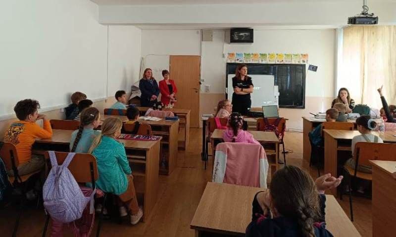 Poliţiştii botoşăneni alături de elevii liceului Ștefan Luchian Ștefăneşti pentru prevenirea victimizării acestora - FOTO