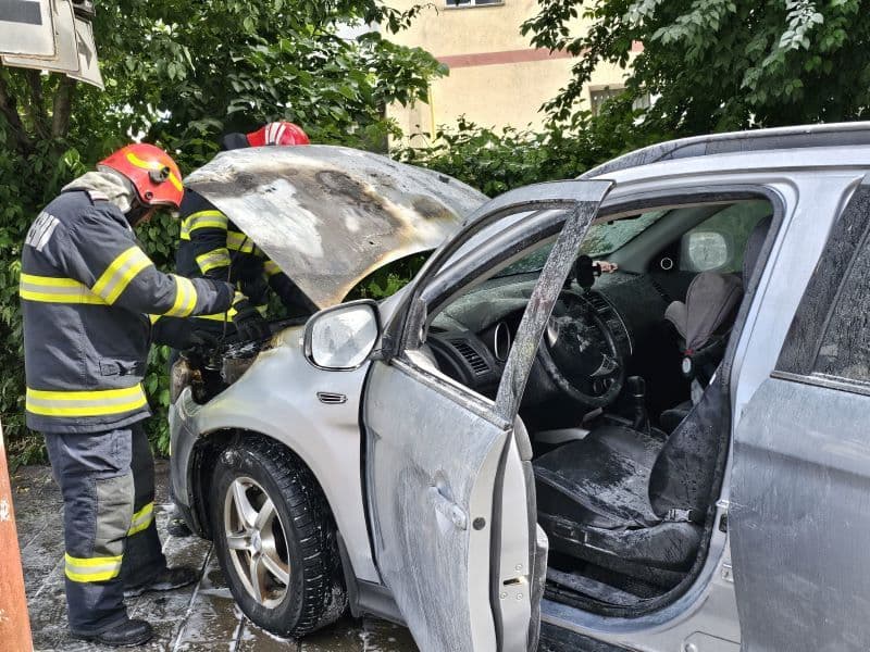 Autoturism cuprins de flăcări pe o stradă din Botoșani
