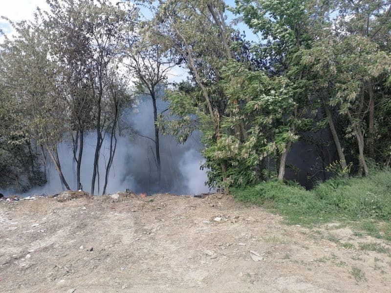 Aproximativ 50 de tone de deșeuri plastice, menajere și vegetale au ars în comuna Hudești