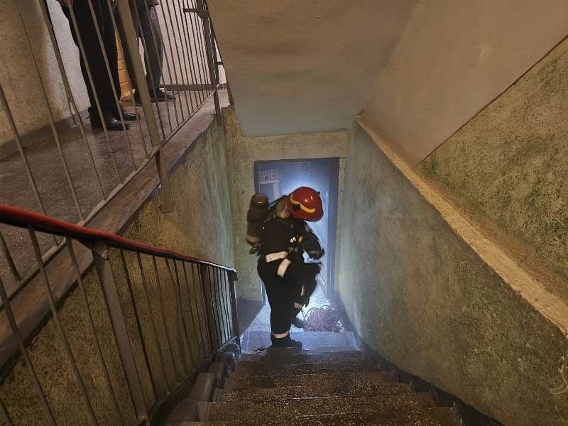 Panică într-o scară de bloc din Botoșani. Un incendiu a izbucnit la subsol - FOTO