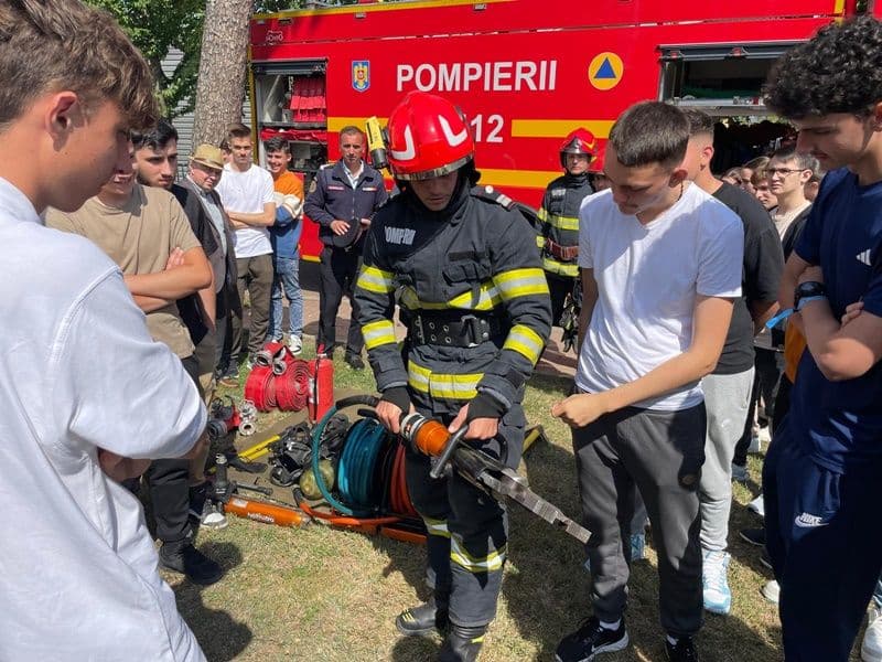 Meseria de salvator, prezentată elevilor Liceului „Regina Maria” din Dorohoi - FOTO