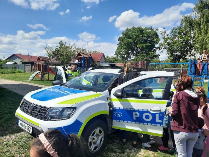 Polițiștii alături de copiii unei grădinițe din Ștefănești - FOTO